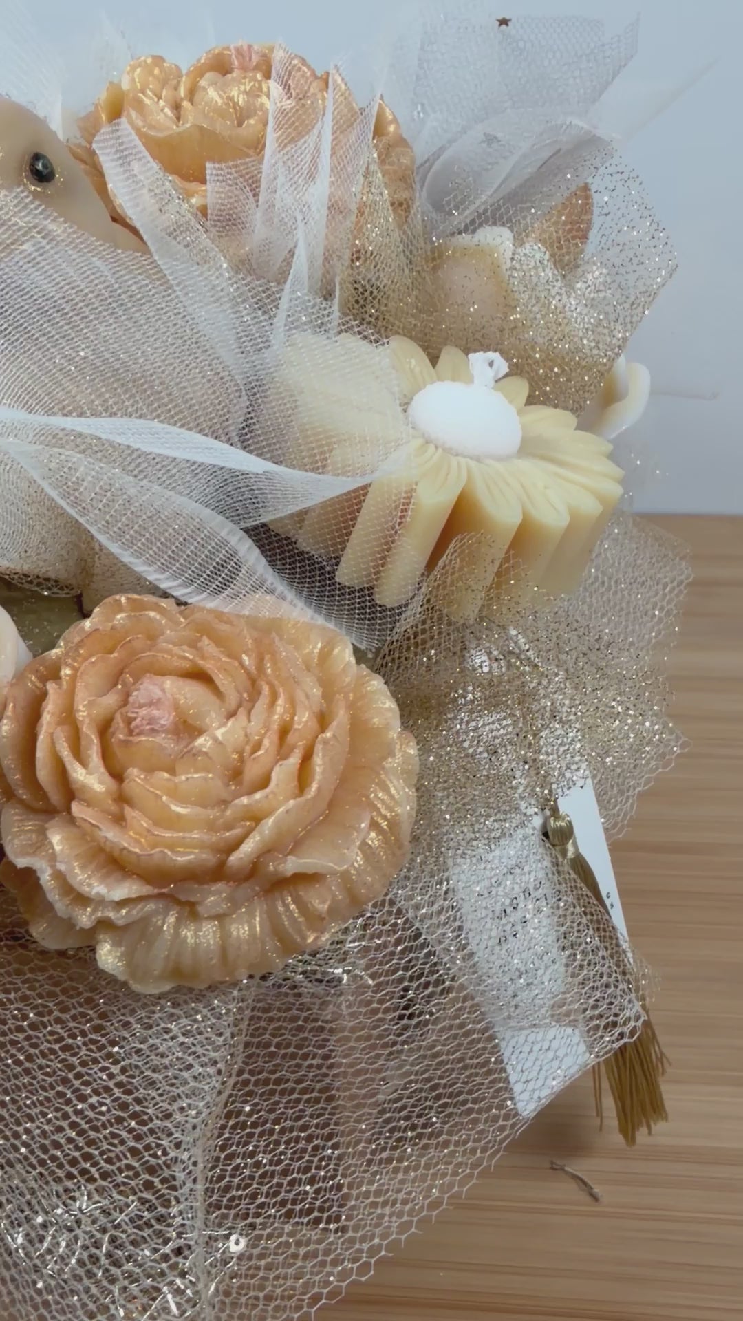 Bouquet de Bougie, au parfum de grâce à la senteur monoï, la couleur du bouquet est blanche, dorée et beige